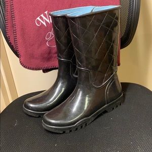 Black quilted shaft rain boots